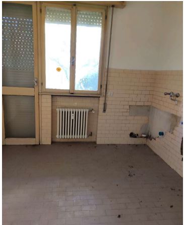 Abitazione posta al piano terra (rialzato) all'interno di un fabbricato di quattro piani fuori terra ed uno interrato. Il fabbricato non è dotato di ascensore. L'unità ha una superficie commerciale di mq 102 ed è composta da ingresso, cucina, soggiorno, disimpegno, tre camere, bagno, ripostiglio e un poggiolo. I locali hanno un'altezza di m. 2,8. Al piano terzo (sottotetto) è inoltre presente una soffitta. box auto in autorimessa interrata condominiale. ID Cat. [N.C.E.U.] Unità residenziale cat.A/2 Foglio 75 (ex D/5) part. 40 (ex 273) sub 2, box auto cat.C/6 Foglio 75 (ex D/5) part. 42 (ex 272) sub 16. Sup mq 102 catastale, mq 16 catastale box auto. Lotto libero, piena proprietà.