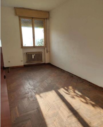 Abitazione posta al piano terra (rialzato) all'interno di un fabbricato di quattro piani fuori terra ed uno interrato. Il fabbricato non è dotato di ascensore. L'unità ha una superficie commerciale di mq 102 ed è composta da ingresso, cucina, soggiorno, disimpegno, tre camere, bagno, ripostiglio e un poggiolo. I locali hanno un'altezza di m. 2,8. Al piano terzo (sottotetto) è inoltre presente una soffitta. box auto in autorimessa interrata condominiale. ID Cat. [N.C.E.U.] Unità residenziale cat.A/2 Foglio 75 (ex D/5) part. 40 (ex 273) sub 2, box auto cat.C/6 Foglio 75 (ex D/5) part. 42 (ex 272) sub 16. Sup mq 102 catastale, mq 16 catastale box auto. Lotto libero, piena proprietà.