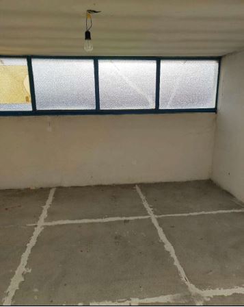 Abitazione posta al piano terra (rialzato) all'interno di un fabbricato di quattro piani fuori terra ed uno interrato. Il fabbricato non è dotato di ascensore. L'unità ha una superficie commerciale di mq 102 ed è composta da ingresso, cucina, soggiorno, disimpegno, tre camere, bagno, ripostiglio e un poggiolo. I locali hanno un'altezza di m. 2,8. Al piano terzo (sottotetto) è inoltre presente una soffitta. box auto in autorimessa interrata condominiale. ID Cat. [N.C.E.U.] Unità residenziale cat.A/2 Foglio 75 (ex D/5) part. 40 (ex 273) sub 2, box auto cat.C/6 Foglio 75 (ex D/5) part. 42 (ex 272) sub 16. Sup mq 102 catastale, mq 16 catastale box auto. Lotto libero, piena proprietà.