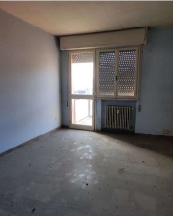 Abitazione posta al piano quinto all'interno di un fabbricato di sette piani fuori terra ed uno interrato. Il fabbricato è dotato di ascensore. L'unità ha una superficie commerciale di mq 120 ed è composta da un ampio ingresso, cucina abitabile, soggiorno, disimpegno, tre camere, un bagno e tre poggioli. I locali hanno un'altezza di m. 2,8. Al piano sesto (sottotetto) è inoltre presente una soffitta. box auto in autorimessa interrata condominiale. ID Cat. [N.C.E.U.] Unità residenziale cat.A/2 Foglio 75 (ex D/5) part. 39 (ex 274) sub 22, box auto cat.C/6 Foglio 75 (ex D/5) part. 29 (ex 276) sub 15. Sup mq 120 catastali, mq 14 catastali box auto. Lotto libero, piena proprietà.