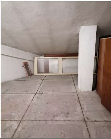 Abitazione posta al piano quinto all'interno di un fabbricato di sette piani fuori terra ed uno interrato. Il fabbricato è dotato di ascensore. L'unità ha una superficie commerciale di mq 120 ed è composta da un ampio ingresso, cucina abitabile, soggiorno, disimpegno, tre camere, un bagno e tre poggioli. I locali hanno un'altezza di m. 2,8. Al piano sesto (sottotetto) è inoltre presente una soffitta. box auto in autorimessa interrata condominiale. ID Cat. [N.C.E.U.] Unità residenziale cat.A/2 Foglio 75 (ex D/5) part. 39 (ex 274) sub 22, box auto cat.C/6 Foglio 75 (ex D/5) part. 29 (ex 276) sub 15. Sup mq 120 catastali, mq 14 catastali box auto. Lotto libero, piena proprietà.