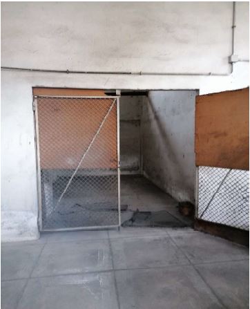 Abitazione posta al piano quinto all'interno di un fabbricato di sette piani fuori terra ed uno interrato. Il fabbricato è dotato di ascensore. L'unità ha una superficie commerciale di mq 120 ed è composta da un ampio ingresso, cucina abitabile, soggiorno, disimpegno, tre camere, un bagno e tre poggioli. I locali hanno un'altezza di m. 2,8. Al piano sesto (sottotetto) è inoltre presente una soffitta. box auto in autorimessa interrata condominiale. ID Cat. [N.C.E.U.] Unità residenziale cat.A/2 Foglio 75 (ex D/5) part. 39 (ex 274) sub 22, box auto cat.C/6 Foglio 75 (ex D/5) part. 29 (ex 276) sub 15. Sup mq 120 catastali, mq 14 catastali box auto. Lotto libero, piena proprietà.