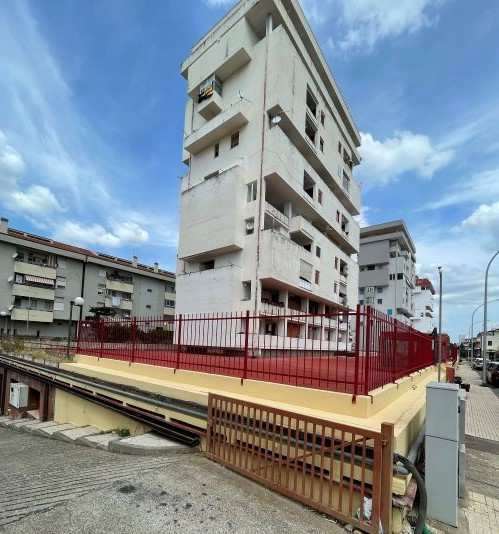 Abitazione composta da ingresso, soggiorno, 3 stanze, cucina, 2 bagni e 2 balconi. Pavimentazione in piastrelle ceramiche, pareti intonacate e pitturate. Altezza interna m 2,8 e ubicata al 6° piano dell'edificio. Identificativi Catastali [N.C.E.U.] Unità residenziale categoria A3 foglio 10 particella 539 sub 13. Sup. 125 mq catastali