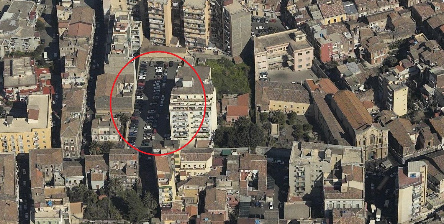 L’area che in precedenza era occupata dal mercato rionale oggi risulta libera e si presenta come una superficie delimitata su tre lati da alti edifici di edilizia popolare e dall’altro, lungo Via S.M. Della Catena, da una recinzione in ferro con cancello. All’interno dell’area sono presenti tre piccoli fabbricati ad un piano fuori terra con muratura a vista, in completo stato di abbandono, aventi destinazione d’uso deposito (cat. C/2). Sup. Mq (Arr) Lotto mq. 1.989 - sup. catastale depositi mq. 135. Lotto Libero, Piena Proprietà.