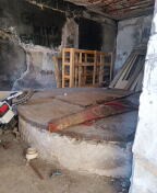 L’area che in precedenza era occupata dal mercato rionale oggi risulta libera e si presenta come una superficie delimitata su tre lati da alti edifici di edilizia popolare e dall’altro, lungo Via S.M. Della Catena, da una recinzione in ferro con cancello. All’interno dell’area sono presenti tre piccoli fabbricati ad un piano fuori terra con muratura a vista, in completo stato di abbandono, aventi destinazione d’uso deposito (cat. C/2). Sup. Mq (Arr) Lotto mq. 1.989 - sup. catastale depositi mq. 135. Lotto Libero, Piena Proprietà.