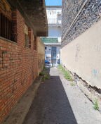L’area che in precedenza era occupata dal mercato rionale oggi risulta libera e si presenta come una superficie delimitata su tre lati da alti edifici di edilizia popolare e dall’altro, lungo Via S.M. Della Catena, da una recinzione in ferro con cancello. All’interno dell’area sono presenti tre piccoli fabbricati ad un piano fuori terra con muratura a vista, in completo stato di abbandono, aventi destinazione d’uso deposito (cat. C/2). Sup. Mq (Arr) Lotto mq. 1.989 - sup. catastale depositi mq. 135. Lotto Libero, Piena Proprietà.