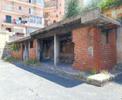L’area che in precedenza era occupata dal mercato rionale oggi risulta libera e si presenta come una superficie delimitata su tre lati da alti edifici di edilizia popolare e dall’altro, lungo Via S.M. Della Catena, da una recinzione in ferro con cancello. All’interno dell’area sono presenti tre piccoli fabbricati ad un piano fuori terra con muratura a vista, in completo stato di abbandono, aventi destinazione d’uso deposito (cat. C/2). Sup. Mq (Arr) Lotto mq. 1.989 - sup. catastale depositi mq. 135. Lotto Libero, Piena Proprietà.