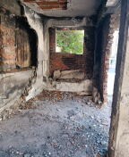 L’area che in precedenza era occupata dal mercato rionale oggi risulta libera e si presenta come una superficie delimitata su tre lati da alti edifici di edilizia popolare e dall’altro, lungo Via S.M. Della Catena, da una recinzione in ferro con cancello. All’interno dell’area sono presenti tre piccoli fabbricati ad un piano fuori terra con muratura a vista, in completo stato di abbandono, aventi destinazione d’uso deposito (cat. C/2). Sup. Mq (Arr) Lotto mq. 1.989 - sup. catastale depositi mq. 135. Lotto Libero, Piena Proprietà.