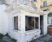 L’area che in precedenza era occupata dal mercato rionale oggi risulta libera e si presenta come una superficie delimitata su tre lati da alti edifici di edilizia popolare e dall’altro, lungo Via S.M. Della Catena, da una recinzione in ferro con cancello. All’interno dell’area sono presenti tre piccoli fabbricati ad un piano fuori terra con muratura a vista, in completo stato di abbandono, aventi destinazione d’uso deposito (cat. C/2). Sup. Mq (Arr) Lotto mq. 1.989 - sup. catastale depositi mq. 135. Lotto Libero, Piena Proprietà.