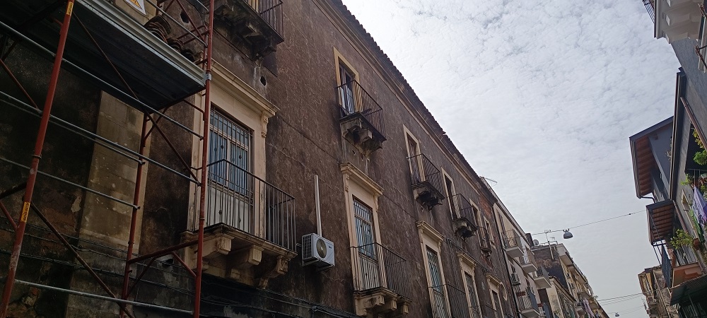 Edificio storico con struttura in muratura in mediocre stato di conservazione. Zona centrale a carattere popolare.L'unità immobiliare si presenta in pessimo stato conservativo. Sup. Mq (Arr) 201. Lotto Libero, Piena Proprietà.