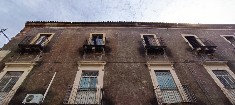Edificio storico con struttura in muratura in mediocre stato di conservazione. Zona centrale a carattere popolare.L'unità immobiliare si presenta in pessimo stato conservativo. Sup. Mq (Arr) 201. Lotto Libero, Piena Proprietà.