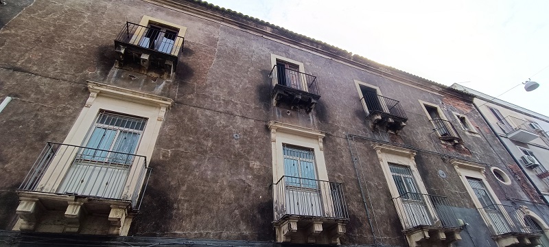 Edificio storico con struttura in muratura in mediocre stato di conservazione. Zona centrale a carattere popolare.L'unità immobiliare si presenta in pessimo stato conservativo. Sup. Mq (Arr) 201. Lotto Libero, Piena Proprietà.