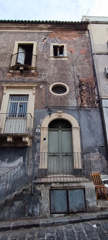 Edificio storico con struttura in muratura in mediocre stato di conservazione. Zona centrale a carattere popolare.L'unità immobiliare si presenta in pessimo stato conservativo. Sup. Mq (Arr) 201. Lotto Libero, Piena Proprietà.