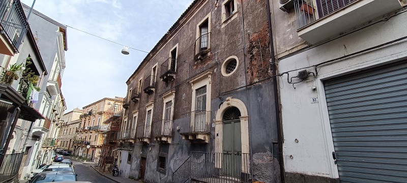Edificio storico con struttura in muratura in mediocre stato di conservazione. Zona centrale a carattere popolare.L'unità immobiliare si presenta in pessimo stato conservativo. Sup. Mq (Arr) 201. Lotto Libero, Piena Proprietà.