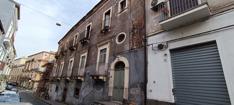 Edificio storico con struttura in muratura in mediocre stato di conservazione. Zona centrale a carattere popolare.L'unità immobiliare si presenta in pessimo stato conservativo. Sup. Mq (Arr) 201. Lotto Libero, Piena Proprietà.
