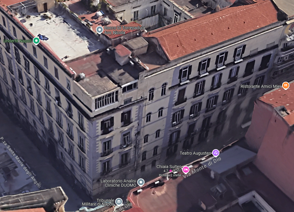 LOTTO N. 24 (codice unità immobiliare 850400001) il cespite è ubicato in Piazza Santa Maria degli Angeli a Pizzofalcone n° 1 piano 5°, con destinazione residenziale. Il presente avviso afferisce ad un ampio vano, attualmente incluso nella consistenza catastale dell'attiguo appartamento, identificato con il subalterno 40, avente una superficie pari circa a 93 (novantatre) mq commerciali. L'accesso al cespite può avvenire o attraverso l' appartamento cui attualmente esso è accorpato, oppure attraverso una veranda lignea, realizzata esternamente sulla vanella condominiale ma non usufruibile a causa delle scarse condizioni di manutenzione. Il cespite si trova in normali condizioni manutentive, sia edili che
impiantistiche.