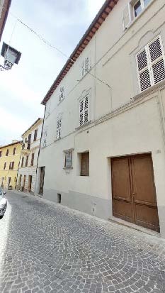 E' un locale ordinariamente destinabile a negozio ubicato al piano terra, non utilizzato. Ampio locale dotato di ingresso che presenta serramento in legno di larghezza pari a 2,35 m ed altezza pari a 3,15 m. L'apertura di collegamento tra i due ambienti è dotata di infisso a doppio battente in legno e vetri, il locale posteriore possiede affaccio sulla via Fontanella tramite una porta finestra in legno con scuretti. Entrambi i locali sono dotati di impianto elettrico obsoleto sono rifiniti con pavimentazione in marmette di graniglia e pareti intonacate tinteggiate e bisognevoli di straordinario manutenzioni. Le condizioni di conservazione del bene si giudicano scadenti. Sup. 55 mq. Lotto libero piena proprietà.