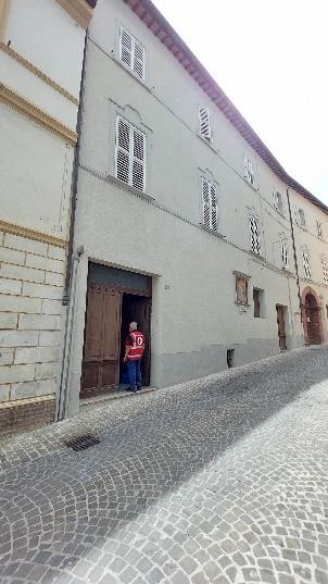 E' un locale ordinariamente destinabile a negozio ubicato al piano terra, non utilizzato. Ampio locale dotato di ingresso che presenta serramento in legno di larghezza pari a 2,35 m ed altezza pari a 3,15 m. L'apertura di collegamento tra i due ambienti è dotata di infisso a doppio battente in legno e vetri, il locale posteriore possiede affaccio sulla via Fontanella tramite una porta finestra in legno con scuretti. Entrambi i locali sono dotati di impianto elettrico obsoleto sono rifiniti con pavimentazione in marmette di graniglia e pareti intonacate tinteggiate e bisognevoli di straordinario manutenzioni. Le condizioni di conservazione del bene si giudicano scadenti. Sup. 55 mq. Lotto libero piena proprietà.
