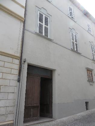 E' un locale ordinariamente destinabile a negozio ubicato al piano terra, non utilizzato. Ampio locale dotato di ingresso che presenta serramento in legno di larghezza pari a 2,35 m ed altezza pari a 3,15 m. L'apertura di collegamento tra i due ambienti è dotata di infisso a doppio battente in legno e vetri, il locale posteriore possiede affaccio sulla via Fontanella tramite una porta finestra in legno con scuretti. Entrambi i locali sono dotati di impianto elettrico obsoleto sono rifiniti con pavimentazione in marmette di graniglia e pareti intonacate tinteggiate e bisognevoli di straordinario manutenzioni. Le condizioni di conservazione del bene si giudicano scadenti. Sup. 55 mq. Lotto libero piena proprietà.