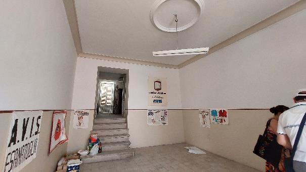 E' un locale ordinariamente destinabile a negozio ubicato al piano terra, non utilizzato. Ampio locale dotato di ingresso che presenta serramento in legno di larghezza pari a 2,35 m ed altezza pari a 3,15 m. L'apertura di collegamento tra i due ambienti è dotata di infisso a doppio battente in legno e vetri, il locale posteriore possiede affaccio sulla via Fontanella tramite una porta finestra in legno con scuretti. Entrambi i locali sono dotati di impianto elettrico obsoleto sono rifiniti con pavimentazione in marmette di graniglia e pareti intonacate tinteggiate e bisognevoli di straordinario manutenzioni. Le condizioni di conservazione del bene si giudicano scadenti. Sup. 55 mq. Lotto libero piena proprietà.