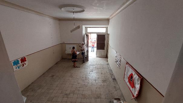 E' un locale ordinariamente destinabile a negozio ubicato al piano terra, non utilizzato. Ampio locale dotato di ingresso che presenta serramento in legno di larghezza pari a 2,35 m ed altezza pari a 3,15 m. L'apertura di collegamento tra i due ambienti è dotata di infisso a doppio battente in legno e vetri, il locale posteriore possiede affaccio sulla via Fontanella tramite una porta finestra in legno con scuretti. Entrambi i locali sono dotati di impianto elettrico obsoleto sono rifiniti con pavimentazione in marmette di graniglia e pareti intonacate tinteggiate e bisognevoli di straordinario manutenzioni. Le condizioni di conservazione del bene si giudicano scadenti. Sup. 55 mq. Lotto libero piena proprietà.