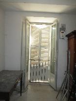 E' un locale ordinariamente destinabile a negozio ubicato al piano terra, non utilizzato. Ampio locale dotato di ingresso che presenta serramento in legno di larghezza pari a 2,35 m ed altezza pari a 3,15 m. L'apertura di collegamento tra i due ambienti è dotata di infisso a doppio battente in legno e vetri, il locale posteriore possiede affaccio sulla via Fontanella tramite una porta finestra in legno con scuretti. Entrambi i locali sono dotati di impianto elettrico obsoleto sono rifiniti con pavimentazione in marmette di graniglia e pareti intonacate tinteggiate e bisognevoli di straordinario manutenzioni. Le condizioni di conservazione del bene si giudicano scadenti. Sup. 55 mq. Lotto libero piena proprietà.