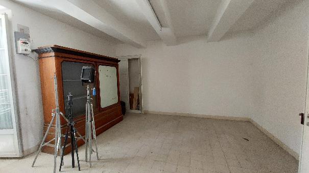 E' un locale ordinariamente destinabile a negozio ubicato al piano terra, non utilizzato. Ampio locale dotato di ingresso che presenta serramento in legno di larghezza pari a 2,35 m ed altezza pari a 3,15 m. L'apertura di collegamento tra i due ambienti è dotata di infisso a doppio battente in legno e vetri, il locale posteriore possiede affaccio sulla via Fontanella tramite una porta finestra in legno con scuretti. Entrambi i locali sono dotati di impianto elettrico obsoleto sono rifiniti con pavimentazione in marmette di graniglia e pareti intonacate tinteggiate e bisognevoli di straordinario manutenzioni. Le condizioni di conservazione del bene si giudicano scadenti. Sup. 55 mq. Lotto libero piena proprietà.