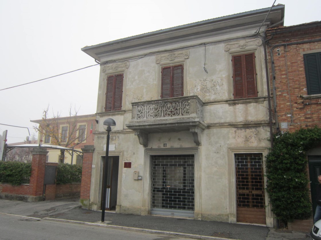 Due unità al piano terra con accesso diretto dalla via pubblica, altezza di m 3,60 circa. La prima, è costituita da un locale principale con doppio ingresso di sicurezza con ampia porta in alluminio verniciato provvista di vetro blindato e completata da serranda avvolgibile, da un piccolo locale sul retro dotato di finestra in alluminio anodizzato con inferriata, da un bagno (finestra in alluminio ed inferriata) con antibagno e da un piccolo sottoscala. La seconda unità di dimensioni ridotte con piccola porta in alluminio anodizzato e vetro con serranda avvolgibile ed è costituita da un corridoio d’ingresso lungo e stretto e da un piccolo vano sul retro dotato di finestra in alluminio anodizzato completata da un’inferriata. Sup. Sub. 3 - 43 mq, Sub. 4 -10 mq. Lotto libero piena proprietà.