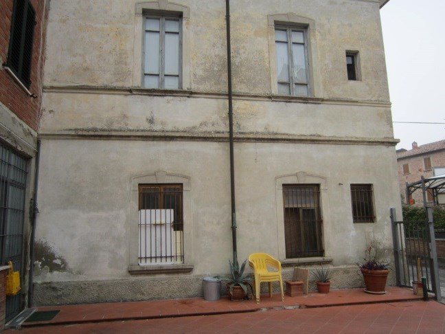 Due unità al piano terra con accesso diretto dalla via pubblica, altezza di m 3,60 circa. La prima, è costituita da un locale principale con doppio ingresso di sicurezza con ampia porta in alluminio verniciato provvista di vetro blindato e completata da serranda avvolgibile, da un piccolo locale sul retro dotato di finestra in alluminio anodizzato con inferriata, da un bagno (finestra in alluminio ed inferriata) con antibagno e da un piccolo sottoscala. La seconda unità di dimensioni ridotte con piccola porta in alluminio anodizzato e vetro con serranda avvolgibile ed è costituita da un corridoio d’ingresso lungo e stretto e da un piccolo vano sul retro dotato di finestra in alluminio anodizzato completata da un’inferriata. Sup. Sub. 3 - 43 mq, Sub. 4 -10 mq. Lotto libero piena proprietà.