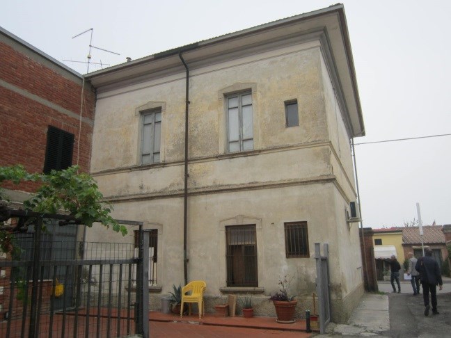 Due unità al piano terra con accesso diretto dalla via pubblica, altezza di m 3,60 circa. La prima, è costituita da un locale principale con doppio ingresso di sicurezza con ampia porta in alluminio verniciato provvista di vetro blindato e completata da serranda avvolgibile, da un piccolo locale sul retro dotato di finestra in alluminio anodizzato con inferriata, da un bagno (finestra in alluminio ed inferriata) con antibagno e da un piccolo sottoscala. La seconda unità di dimensioni ridotte con piccola porta in alluminio anodizzato e vetro con serranda avvolgibile ed è costituita da un corridoio d’ingresso lungo e stretto e da un piccolo vano sul retro dotato di finestra in alluminio anodizzato completata da un’inferriata. Sup. Sub. 3 - 43 mq, Sub. 4 -10 mq. Lotto libero piena proprietà.