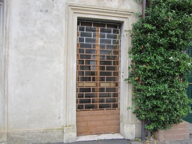 Due unità al piano terra con accesso diretto dalla via pubblica, altezza di m 3,60 circa. La prima, è costituita da un locale principale con doppio ingresso di sicurezza con ampia porta in alluminio verniciato provvista di vetro blindato e completata da serranda avvolgibile, da un piccolo locale sul retro dotato di finestra in alluminio anodizzato con inferriata, da un bagno (finestra in alluminio ed inferriata) con antibagno e da un piccolo sottoscala. La seconda unità di dimensioni ridotte con piccola porta in alluminio anodizzato e vetro con serranda avvolgibile ed è costituita da un corridoio d’ingresso lungo e stretto e da un piccolo vano sul retro dotato di finestra in alluminio anodizzato completata da un’inferriata. Sup. Sub. 3 - 43 mq, Sub. 4 -10 mq. Lotto libero piena proprietà.