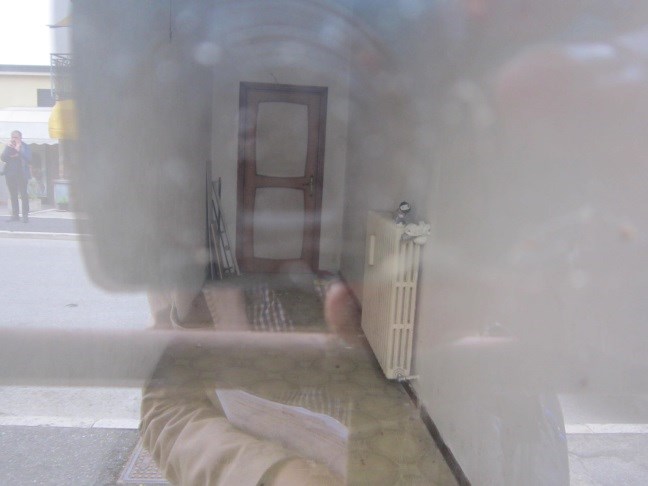 Due unità al piano terra con accesso diretto dalla via pubblica, altezza di m 3,60 circa. La prima, è costituita da un locale principale con doppio ingresso di sicurezza con ampia porta in alluminio verniciato provvista di vetro blindato e completata da serranda avvolgibile, da un piccolo locale sul retro dotato di finestra in alluminio anodizzato con inferriata, da un bagno (finestra in alluminio ed inferriata) con antibagno e da un piccolo sottoscala. La seconda unità di dimensioni ridotte con piccola porta in alluminio anodizzato e vetro con serranda avvolgibile ed è costituita da un corridoio d’ingresso lungo e stretto e da un piccolo vano sul retro dotato di finestra in alluminio anodizzato completata da un’inferriata. Sup. Sub. 3 - 43 mq, Sub. 4 -10 mq. Lotto libero piena proprietà.