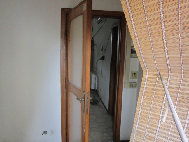 Due unità al piano terra con accesso diretto dalla via pubblica, altezza di m 3,60 circa. La prima, è costituita da un locale principale con doppio ingresso di sicurezza con ampia porta in alluminio verniciato provvista di vetro blindato e completata da serranda avvolgibile, da un piccolo locale sul retro dotato di finestra in alluminio anodizzato con inferriata, da un bagno (finestra in alluminio ed inferriata) con antibagno e da un piccolo sottoscala. La seconda unità di dimensioni ridotte con piccola porta in alluminio anodizzato e vetro con serranda avvolgibile ed è costituita da un corridoio d’ingresso lungo e stretto e da un piccolo vano sul retro dotato di finestra in alluminio anodizzato completata da un’inferriata. Sup. Sub. 3 - 43 mq, Sub. 4 -10 mq. Lotto libero piena proprietà.