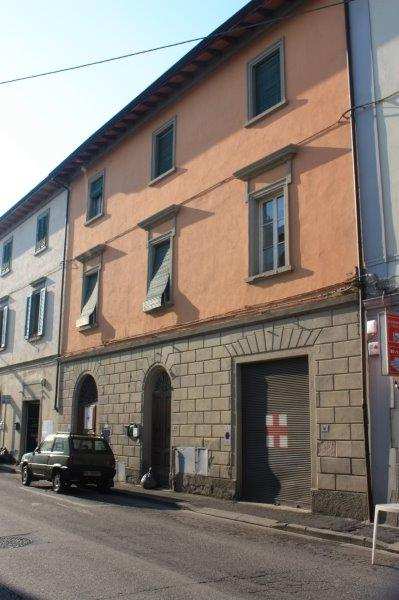 Le unità in valutazione sono poste al primo ed al piano ammezzato del fabbricato avente accesso diretto dalla via Nazionale. I beni oggetto di stima sono due unità immobiliari (identificate dai sub 14 e 15), attualmente locate, e aventi accesso da via Nazionale, mediante portone in legno, ingresso e scala a comune, il subalterno 14, posizionato al piano primo, è composto da due vani di cui uno con angolo cottura, ingresso, ripostiglio e servizio igienico. Nell’ammezzato tra il piano terra ed il primo si trova il subalterno 15, un piccolo locale sgombero di altezza di circa 1.60 mt. Sup. Sub. 14 - 57 mq, sub. 15 - 8 mq. Lotto locato piena proprietà.