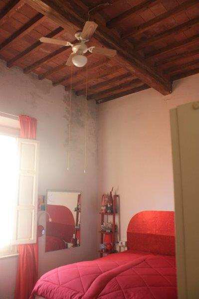 Le unità in valutazione sono poste al primo ed al piano ammezzato del fabbricato avente accesso diretto dalla via Nazionale. I beni oggetto di stima sono due unità immobiliari (identificate dai sub 14 e 15), attualmente locate, e aventi accesso da via Nazionale, mediante portone in legno, ingresso e scala a comune, il subalterno 14, posizionato al piano primo, è composto da due vani di cui uno con angolo cottura, ingresso, ripostiglio e servizio igienico. Nell’ammezzato tra il piano terra ed il primo si trova il subalterno 15, un piccolo locale sgombero di altezza di circa 1.60 mt. Sup. Sub. 14 - 57 mq, sub. 15 - 8 mq. Lotto locato piena proprietà.