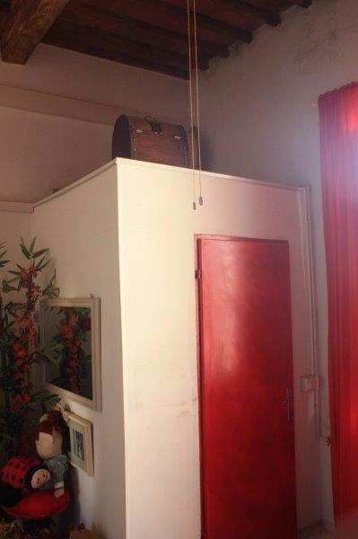 Le unità in valutazione sono poste al primo ed al piano ammezzato del fabbricato avente accesso diretto dalla via Nazionale. I beni oggetto di stima sono due unità immobiliari (identificate dai sub 14 e 15), attualmente locate, e aventi accesso da via Nazionale, mediante portone in legno, ingresso e scala a comune, il subalterno 14, posizionato al piano primo, è composto da due vani di cui uno con angolo cottura, ingresso, ripostiglio e servizio igienico. Nell’ammezzato tra il piano terra ed il primo si trova il subalterno 15, un piccolo locale sgombero di altezza di circa 1.60 mt. Sup. Sub. 14 - 57 mq, sub. 15 - 8 mq. Lotto locato piena proprietà.