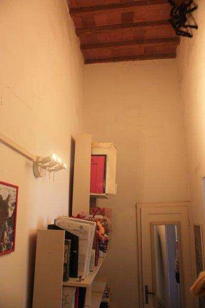 Le unità in valutazione sono poste al primo ed al piano ammezzato del fabbricato avente accesso diretto dalla via Nazionale. I beni oggetto di stima sono due unità immobiliari (identificate dai sub 14 e 15), attualmente locate, e aventi accesso da via Nazionale, mediante portone in legno, ingresso e scala a comune, il subalterno 14, posizionato al piano primo, è composto da due vani di cui uno con angolo cottura, ingresso, ripostiglio e servizio igienico. Nell’ammezzato tra il piano terra ed il primo si trova il subalterno 15, un piccolo locale sgombero di altezza di circa 1.60 mt. Sup. Sub. 14 - 57 mq, sub. 15 - 8 mq. Lotto locato piena proprietà.