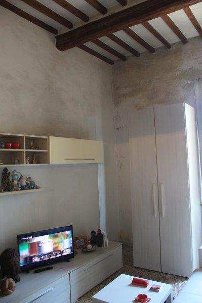 Le unità in valutazione sono poste al primo ed al piano ammezzato del fabbricato avente accesso diretto dalla via Nazionale. I beni oggetto di stima sono due unità immobiliari (identificate dai sub 14 e 15), attualmente locate, e aventi accesso da via Nazionale, mediante portone in legno, ingresso e scala a comune, il subalterno 14, posizionato al piano primo, è composto da due vani di cui uno con angolo cottura, ingresso, ripostiglio e servizio igienico. Nell’ammezzato tra il piano terra ed il primo si trova il subalterno 15, un piccolo locale sgombero di altezza di circa 1.60 mt. Sup. Sub. 14 - 57 mq, sub. 15 - 8 mq. Lotto locato piena proprietà.