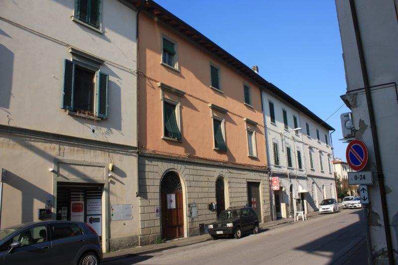 Le unità in valutazione sono poste al primo ed al piano ammezzato del fabbricato avente accesso diretto dalla via Nazionale. I beni oggetto di stima sono due unità immobiliari (identificate dai sub 14 e 15), attualmente locate, e aventi accesso da via Nazionale, mediante portone in legno, ingresso e scala a comune, il subalterno 14, posizionato al piano primo, è composto da due vani di cui uno con angolo cottura, ingresso, ripostiglio e servizio igienico. Nell’ammezzato tra il piano terra ed il primo si trova il subalterno 15, un piccolo locale sgombero di altezza di circa 1.60 mt. Sup. Sub. 14 - 57 mq, sub. 15 - 8 mq. Lotto locato piena proprietà.
