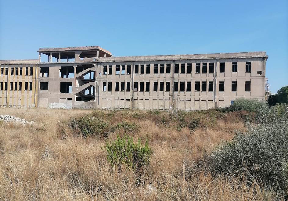 Compendio immobiliare formato da n. 25 particelle di terreno prevalentemente adiacenti e consecutive a formare un unico lotto di geometria piuttosto regolare della superficie di circa m² 16.929,00. Progetto con concessione edilizia rilasciata il 01/12/1960, verosimilmente costruito, per la parte esistente, tra il 1960 ed il 1975. Dal sopralluogo è emerso che trattasi di fabbricato in completo stato di abbandono, parzialmente vandalizzato e in stato di degrado. Complessivamente si stima una volumetria esistente pari a circa 14.700,00 m3. Lotto libero Piena proprietà.