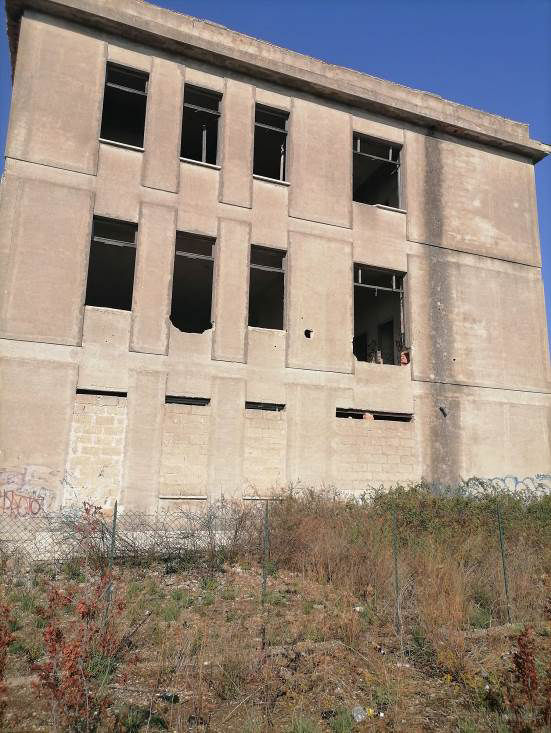 Compendio immobiliare formato da n. 25 particelle di terreno prevalentemente adiacenti e consecutive a formare un unico lotto di geometria piuttosto regolare della superficie di circa m² 16.929,00. Progetto con concessione edilizia rilasciata il 01/12/1960, verosimilmente costruito, per la parte esistente, tra il 1960 ed il 1975. Dal sopralluogo è emerso che trattasi di fabbricato in completo stato di abbandono, parzialmente vandalizzato e in stato di degrado. Complessivamente si stima una volumetria esistente pari a circa 14.700,00 m3. Lotto libero Piena proprietà.