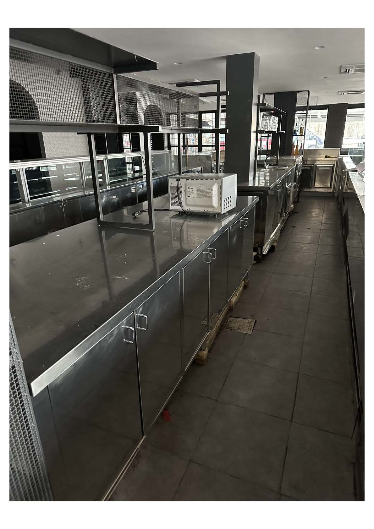 Vendita del ramo aziendale della Caffè Tiburtina 2018 S.r.l. di somministrazione, esercitato in Roma via Tiburtina n. 328 in locali in locazione. L'attività esercitata è bar pasticceria tavola calda, somministrazione e commercio al minuto di alimenti e bevande.Il valore complessivamente attribuibile agli elementi patrimoniali oggetto di valutazione nonchè all'avviamento del ramo di azienda Via Tiburtina n.328 ammonta ad Euro 104.000,00. Il canone mensile dei locali in affitto è pari a Euro 6.000,00, giusto contratto sottoscritto dalla Caffè Tiburtina 2018 S.r.l.  della durata di anni sei con scadenza al 30 Aprile 2024. I locali occupati dalla società sono stati oggetto di occupazione abusiva con sotttrazione di arredi a attrezzature aziendali in data 29.7.2024.