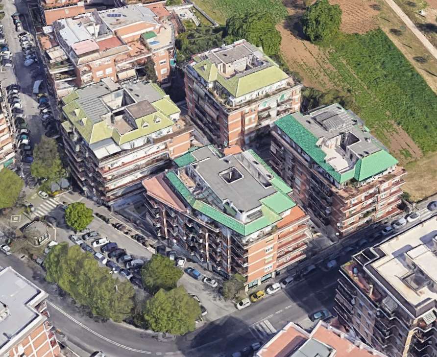 Unità immobiliare a destinazione autorimessa sita al piano S1, con accessi carrabili mediante rampa da piazza Biagio Pace 4 e via Silvestri 194. Due grandi ambienti comunicanti e una piccola zona a servizi. Divisione interna in muratura. L'unità immobiliare è identificata come negozio (cat. C/1), tuttavia tipologicamente e architettonicamente trattasi di autorimessa (cat. C/6). In cemento armato con maglia dei pilastri distanziati di circa quattro metri, le pareti sono tinteggiate mentre gli infissi e serrande in metallo. Id. cat. [N.C.E.U.] Unità Principale cat. C/1 foglio 442 part. 185 sub 501, graffata part. 187 sub 502, graffata part. 188 sub 501, graffata part. 295 sub 501, graffata part. 296 sub 502, graffata part. 297 sub 501. Sup. (arr.) consistenza ragguagliata mq 4020