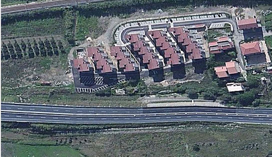 Alloggio facente parte di un complesso residenziale edificato in località Sperone Prato di Gizzeria. L'alloggio, si sviluppa su un unico livello a PT di un maggior fabbricato condominiale in c.a a più piani ft e si compone di una cucina soggiorno, due camere, bagno, balcone e corte esclusiva. Diritto di passaggio pedonale carrbile sulle aree esterne rimaste in proprietà alla società costruttrice CASE SUD con obbligo di partecipazione alle spese di manutenzione in forza delle quote millesimali allegate al regolamento di condominio esistente . ID. catastali Foglio 26, part 668, sub 25, categoria A3, classe 1 , vani 3,5 - Rendita catastale 117,49 . Sup. mq (arr.) 64