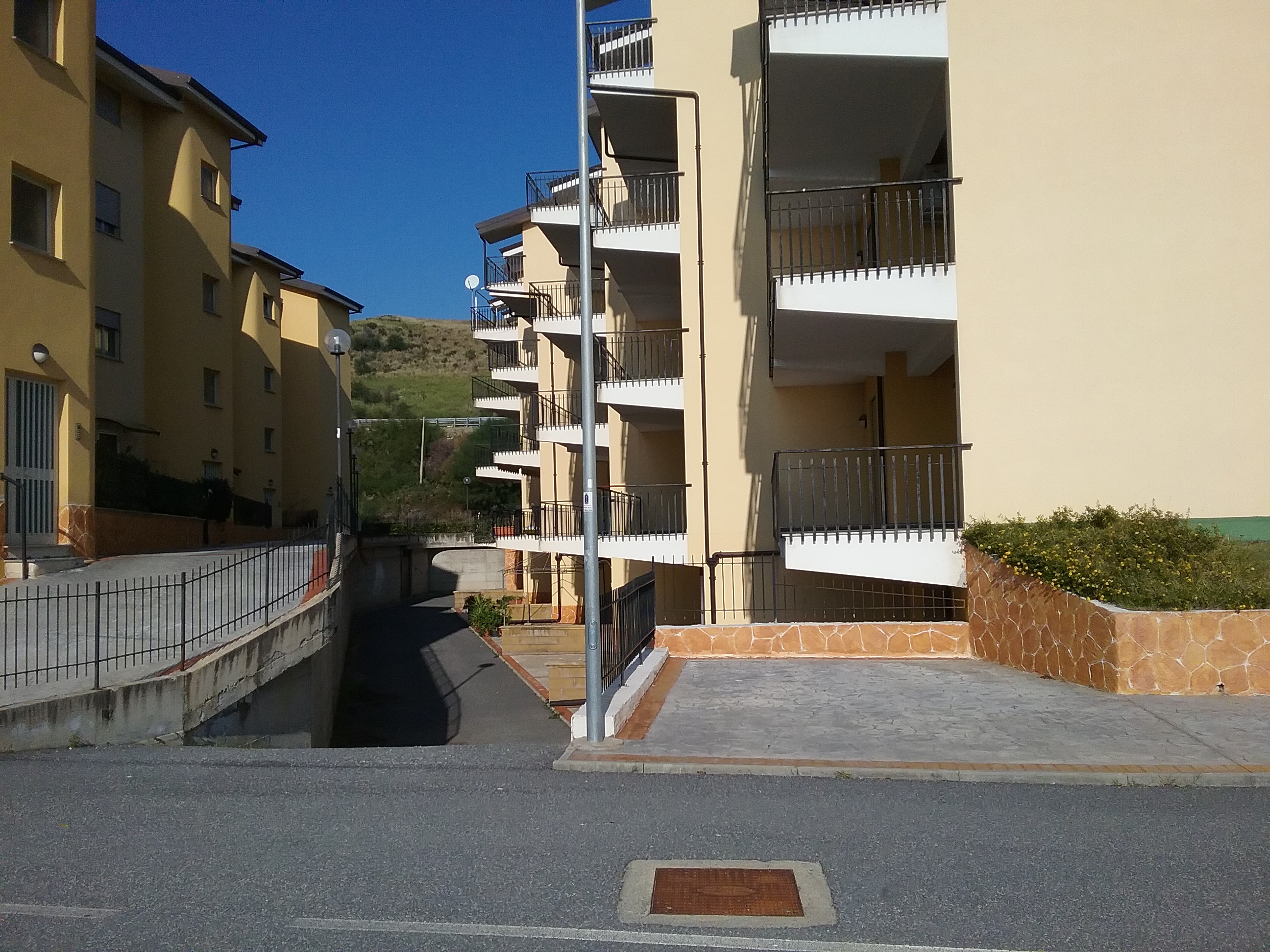 Alloggio facente parte di un complesso residenziale edificato in località Sperone Prato di Gizzeria. L'alloggio, si sviluppa su un unico livello a PT di un maggior fabbricato condominiale in c.a a più piani ft e si compone di una cucina soggiorno, due camere, bagno, balcone e corte esclusiva. Diritto di passaggio pedonale carrbile sulle aree esterne rimaste in proprietà alla società costruttrice CASE SUD con obbligo di partecipazione alle spese di manutenzione in forza delle quote millesimali allegate al regolamento di condominio esistente . ID. catastali Foglio 26, part 668, sub 25, categoria A3, classe 1 , vani 3,5 - Rendita catastale 117,49 . Sup. mq (arr.) 64