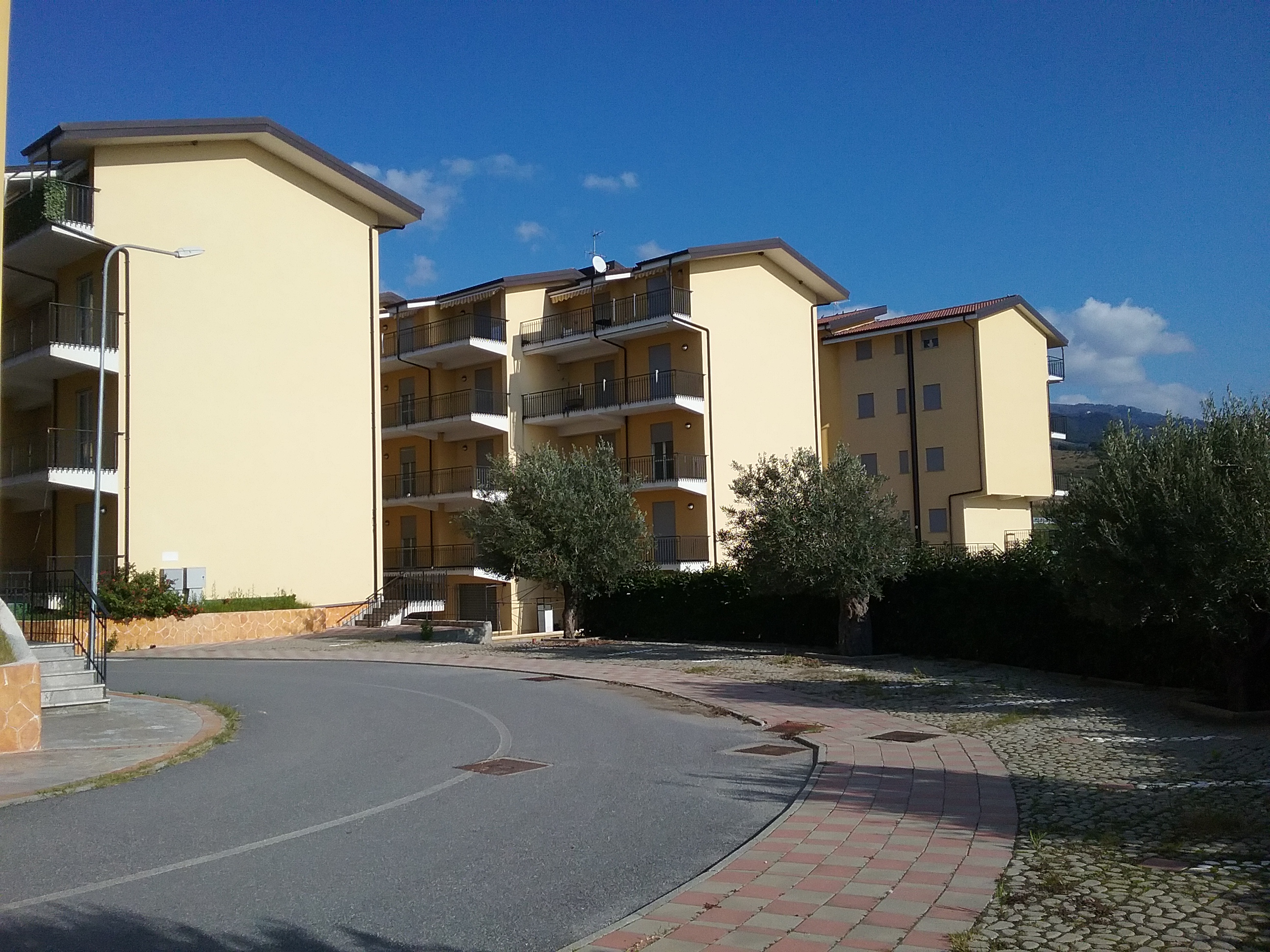 Alloggio facente parte di un complesso residenziale edificato in località Sperone Prato di Gizzeria. L'alloggio, si sviluppa su un unico livello a PT di un maggior fabbricato condominiale in c.a a più piani ft e si compone di una cucina soggiorno, due camere, bagno, balcone e corte esclusiva. Diritto di passaggio pedonale carrbile sulle aree esterne rimaste in proprietà alla società costruttrice CASE SUD con obbligo di partecipazione alle spese di manutenzione in forza delle quote millesimali allegate al regolamento di condominio esistente . ID. catastali Foglio 26, part 668, sub 25, categoria A3, classe 1 , vani 3,5 - Rendita catastale 117,49 . Sup. mq (arr.) 64
