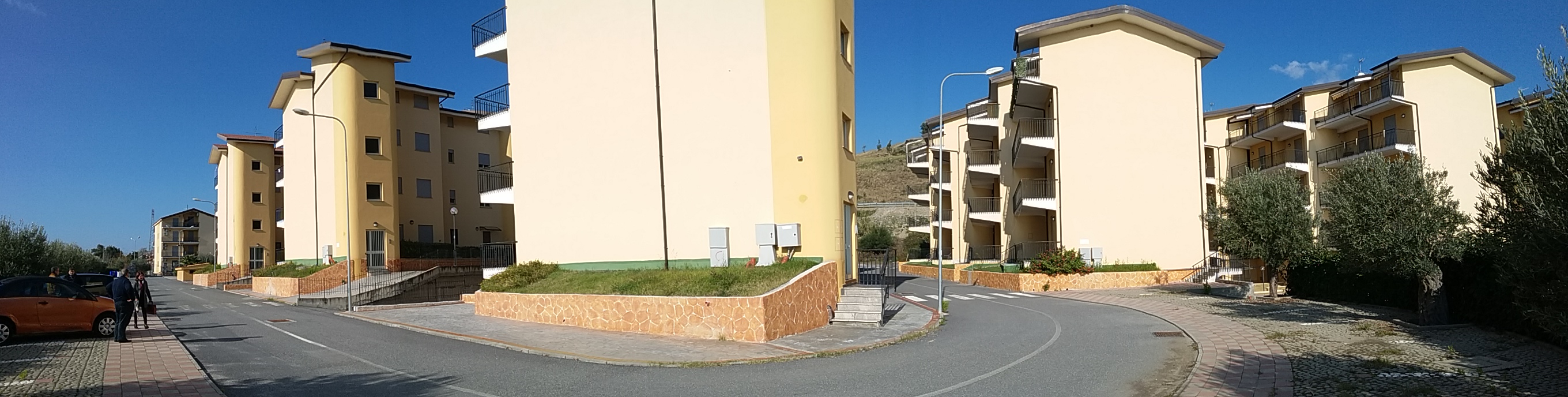 Alloggio facente parte di un complesso residenziale edificato in località Sperone Prato di Gizzeria. L'alloggio, si sviluppa su un unico livello a PT di un maggior fabbricato condominiale in c.a a più piani ft e si compone di una cucina soggiorno, due camere, bagno, balcone e corte esclusiva. Diritto di passaggio pedonale carrbile sulle aree esterne rimaste in proprietà alla società costruttrice CASE SUD con obbligo di partecipazione alle spese di manutenzione in forza delle quote millesimali allegate al regolamento di condominio esistente . ID. catastali Foglio 26, part 668, sub 25, categoria A3, classe 1 , vani 3,5 - Rendita catastale 117,49 . Sup. mq (arr.) 64