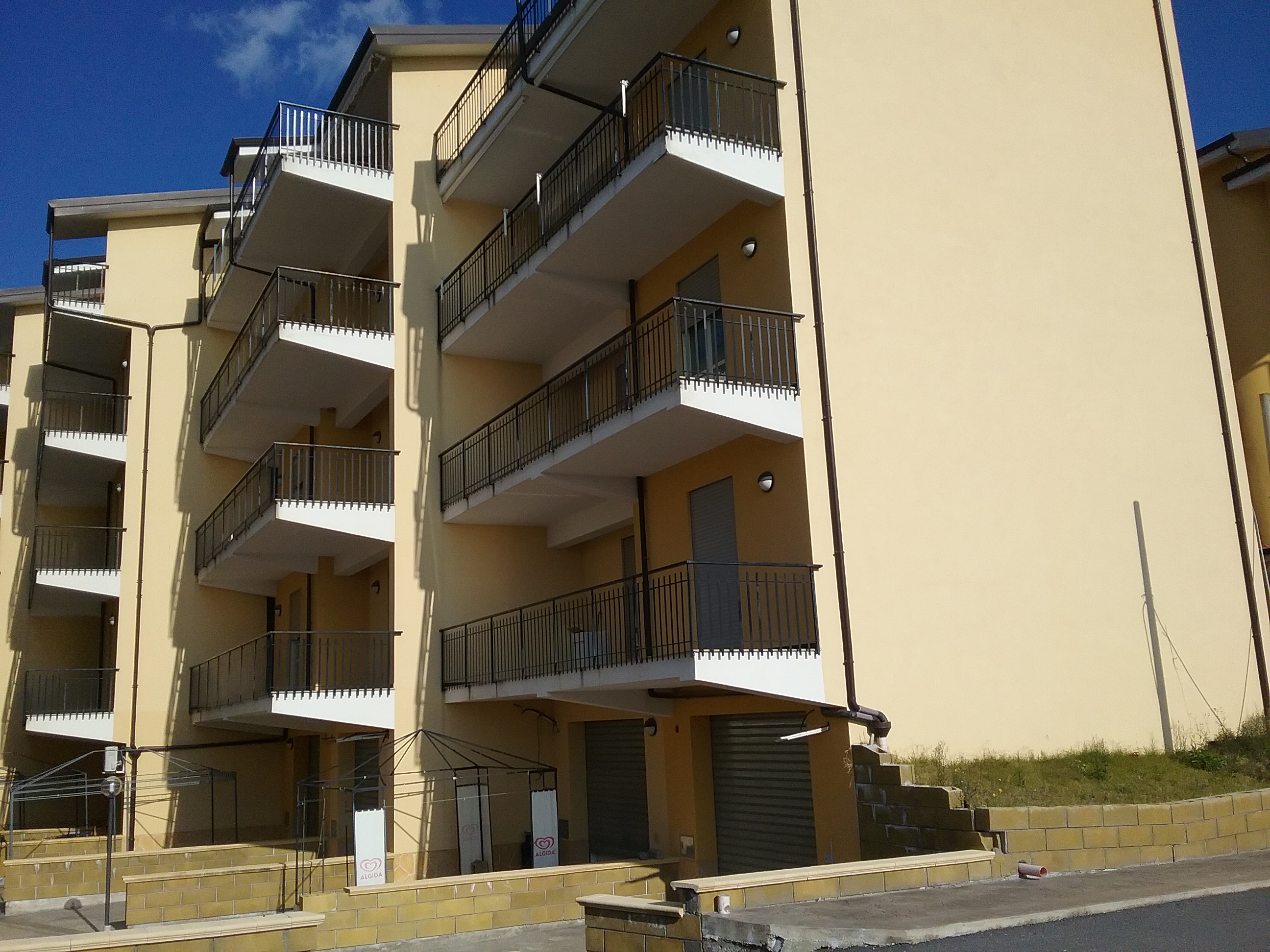 Alloggio facente parte di un complesso residenziale edificato in località Sperone Prato di Gizzeria. L'alloggio, si sviluppa su un unico livello a PT di un maggior fabbricato condominiale in c.a a più piani ft e si compone di una cucina soggiorno, due camere, bagno, balcone e corte esclusiva. Diritto di passaggio pedonale carrbile sulle aree esterne rimaste in proprietà alla società costruttrice CASE SUD con obbligo di partecipazione alle spese di manutenzione in forza delle quote millesimali allegate al regolamento di condominio esistente . ID. catastali Foglio 26, part 668, sub 25, categoria A3, classe 1 , vani 3,5 - Rendita catastale 117,49 . Sup. mq (arr.) 64