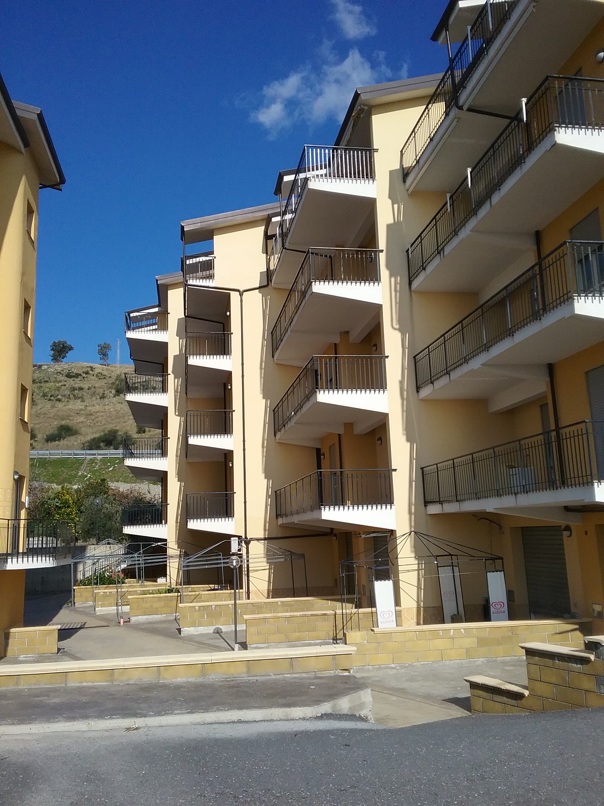 Alloggio facente parte di un complesso residenziale edificato in località Sperone Prato di Gizzeria. L'alloggio, si sviluppa su un unico livello a PT di un maggior fabbricato condominiale in c.a a più piani ft e si compone di una cucina soggiorno, due camere, bagno, balcone e corte esclusiva. Diritto di passaggio pedonale carrbile sulle aree esterne rimaste in proprietà alla società costruttrice CASE SUD con obbligo di partecipazione alle spese di manutenzione in forza delle quote millesimali allegate al regolamento di condominio esistente . ID. catastali Foglio 26, part 668, sub 25, categoria A3, classe 1 , vani 3,5 - Rendita catastale 117,49 . Sup. mq (arr.) 64