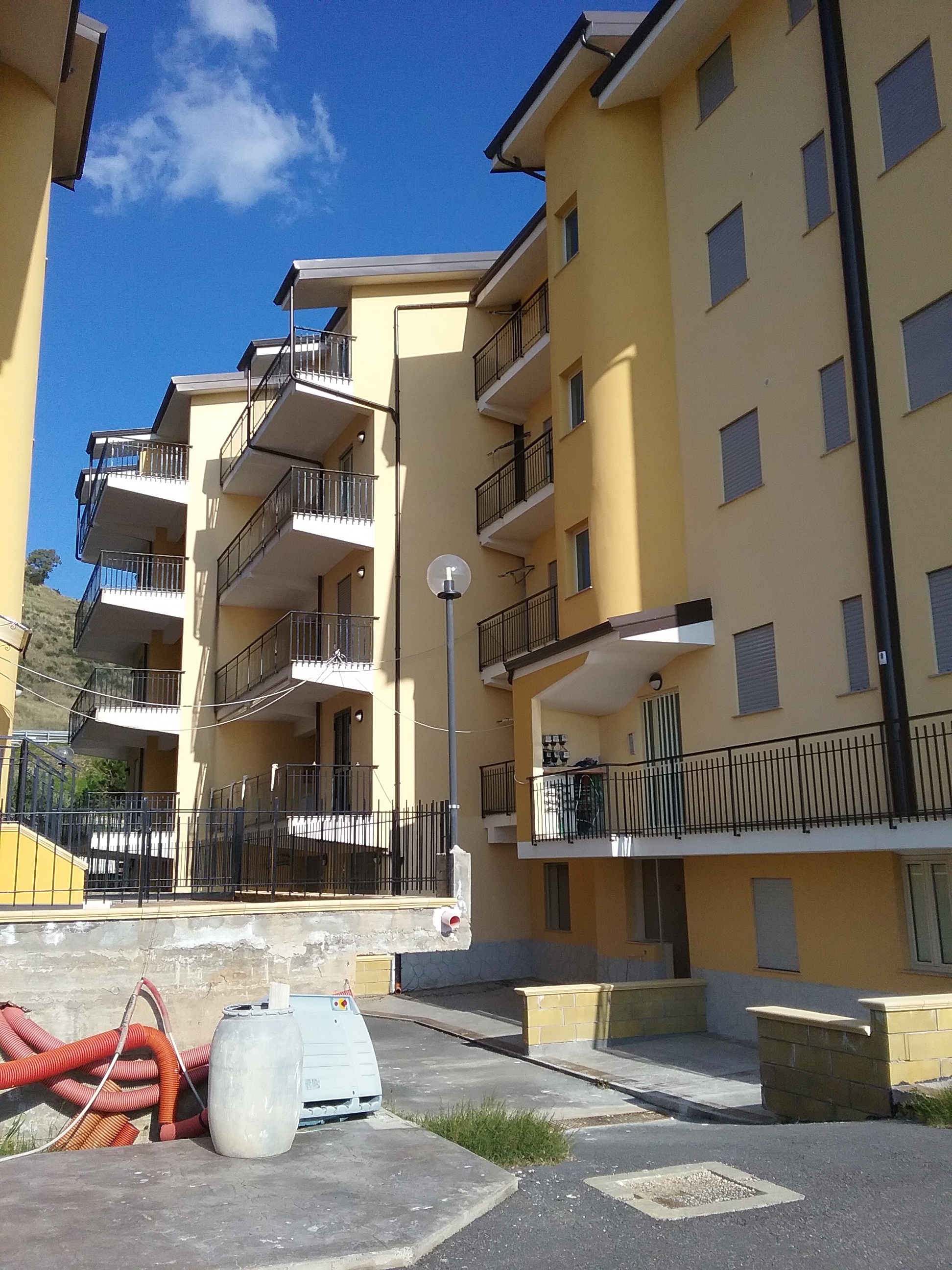Alloggio facente parte di un complesso residenziale edificato in località Sperone Prato di Gizzeria. L'alloggio, si sviluppa su un unico livello a PT di un maggior fabbricato condominiale in c.a a più piani ft e si compone di una cucina soggiorno, due camere, bagno, balcone e corte esclusiva. Diritto di passaggio pedonale carrbile sulle aree esterne rimaste in proprietà alla società costruttrice CASE SUD con obbligo di partecipazione alle spese di manutenzione in forza delle quote millesimali allegate al regolamento di condominio esistente . ID. catastali Foglio 26, part 668, sub 25, categoria A3, classe 1 , vani 3,5 - Rendita catastale 117,49 . Sup. mq (arr.) 64